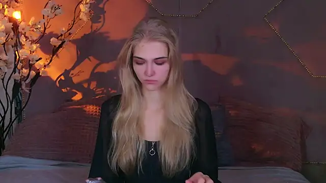 Snapshot of 4example_Chloe chatting on 10/06/25, 10:45 4example Chloe online show from 10/06/25, 10:45