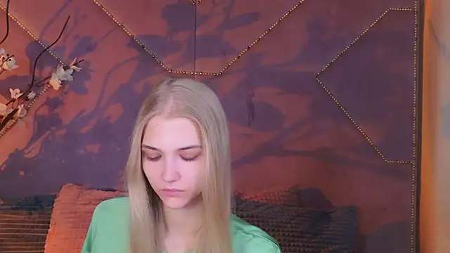 Snapshot of 4example_Chloe chatting on 10/08/25, 10:35 4example Chloe online show from 10/08/25, 10:35