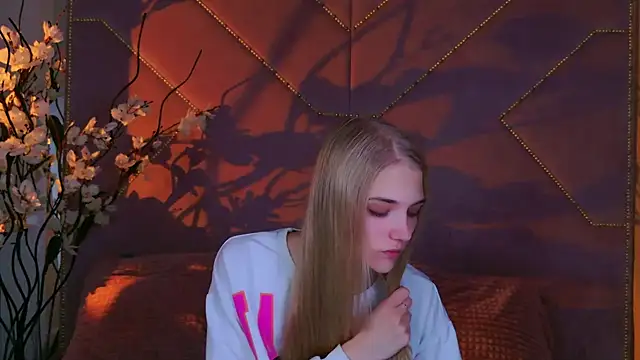 Snapshot of 4example_Chloe chatting on 10/10/25, 10:47 4example Chloe online show from 10/10/25, 10:47