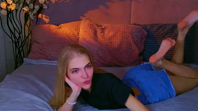 Snapshot of 4example_Chloe chatting on 10/15/25, 10:48 4example Chloe online show from 10/15/25, 10:48