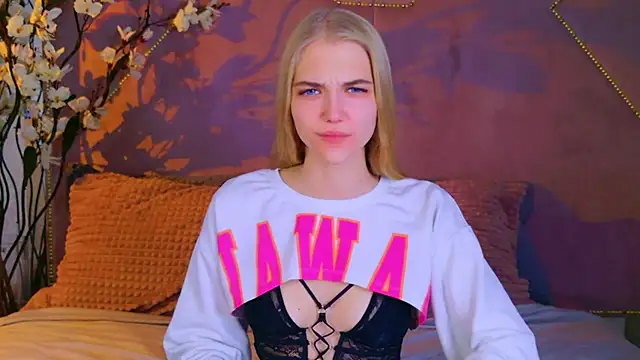 Snapshot of 4example_Chloe chatting on 10/20/25, 11:32 4example Chloe online show from 10/20/25, 11:32