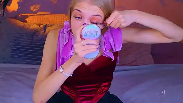 Snapshot of 4example_Chloe chatting on 10/22/25, 10:37 4example Chloe online show from 10/22/25, 10:37