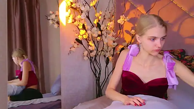 Snapshot of 4example_Chloe chatting on 10/29/25, 11:01 4example Chloe online show from 10/29/25, 11:01