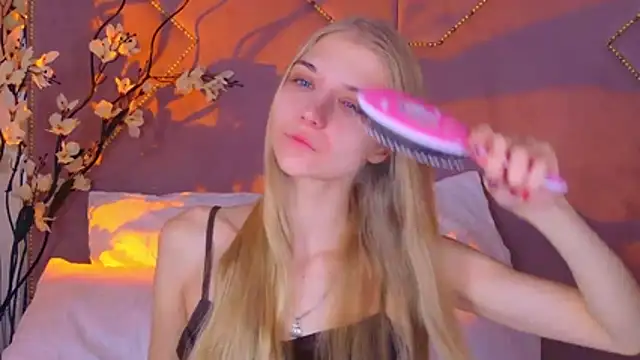 Snapshot of 4example_Chloe chatting on 11/06/25, 10:27 4example Chloe online show from 11/06/25, 10:27