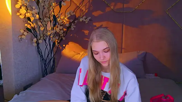 Snapshot of 4example_Chloe chatting on 11/11/25, 10:48 4example Chloe online show from 11/11/25, 10:48