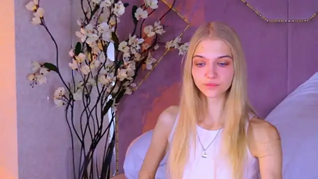 Snapshot of 4example_Chloe chatting on 11/13/25, 10:25 4example Chloe online show from 11/13/25, 10:25