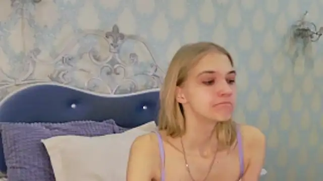 Snapshot of 4example_Chloe chatting on 11/19/25, 10:48 4example Chloe online show from 11/19/25, 10:48