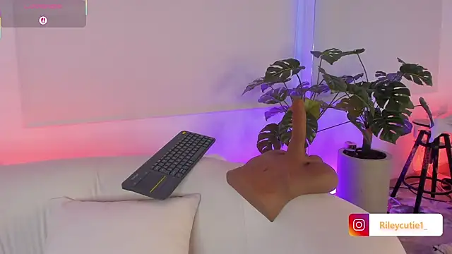 Cutie Riley online show from 12/02/25, 04:51