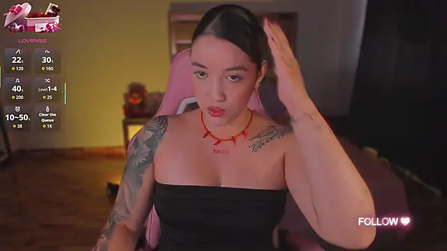 Snapshot of lunaarose chatting on 10/27/25, 04:11 lunaarose online show from 10/27/25, 04:11