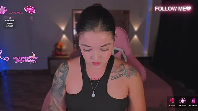 Snapshot of lunaarose chatting on 11/21/25, 01:48 lunaarose online show from 11/21/25, 01:48