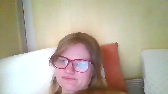 Snapshot of Moonolighta chatting on 09/15/25, 10:48 Moonolighta online show from 09/15/25, 10:48