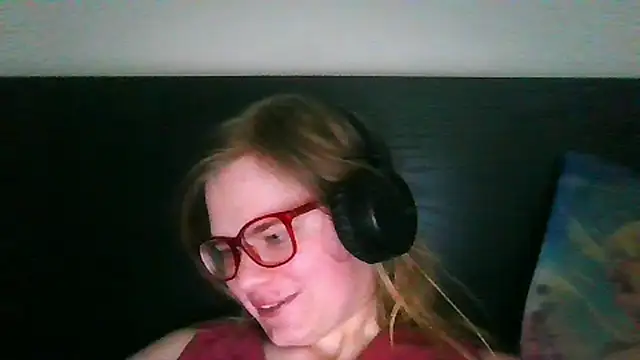 Snapshot of Moonolighta chatting on 09/25/25, 12:09 Moonolighta online show from 09/25/25, 12:09