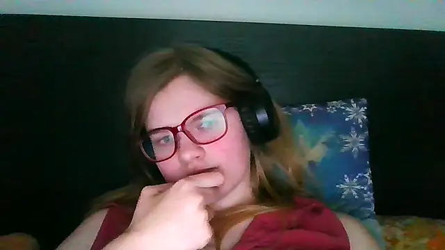 Snapshot of Moonolighta chatting on 10/08/25, 02:04 Moonolighta online show from 10/08/25, 02:04