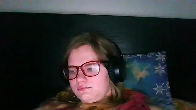 Snapshot of Moonolighta chatting on 10/13/25, 06:46 Moonolighta online show from 10/13/25, 06:46