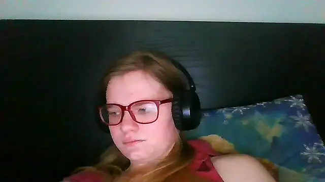 Snapshot of Moonolighta chatting on 10/14/25, 06:58 Moonolighta online show from 10/14/25, 06:58