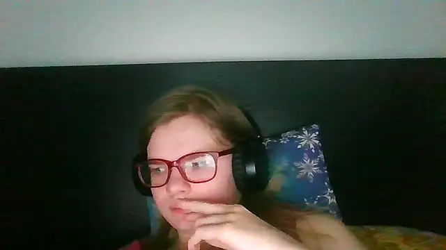 Snapshot of Moonolighta chatting on 10/26/25, 07:47 Moonolighta online show from 10/26/25, 07:47