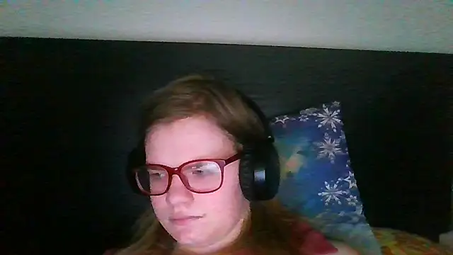 Snapshot of Moonolighta chatting on 10/27/25, 08:07 Moonolighta online show from 10/27/25, 08:07