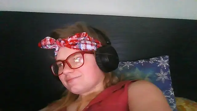 Snapshot of Moonolighta chatting on 10/28/25, 09:57 Moonolighta online show from 10/28/25, 09:57