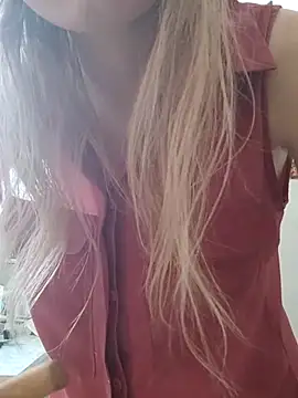 Snapshot of Moonolighta chatting on 11/10/25, 10:14 Moonolighta online show from 11/10/25, 10:14