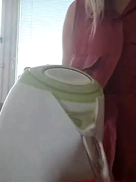 Snapshot of Moonolighta chatting on 11/12/25, 10:15 Moonolighta online show from 11/12/25, 10:15