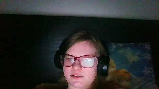 Snapshot of Moonolighta chatting on 12/15/25, 11:03 Moonolighta online show from 12/15/25, 11:03