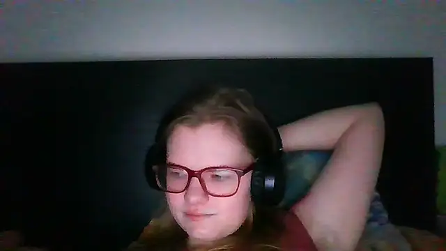 Snapshot of Moonolighta chatting on 12/19/25, 10:11 Moonolighta online show from 12/19/25, 10:11