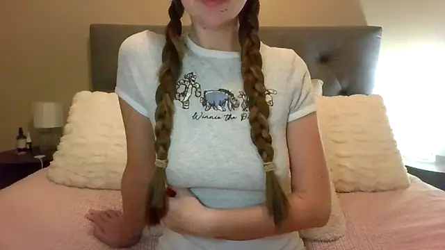 Snapshot of TaylorWest62 chatting on 12/22/25, 03:31 TaylorWest62 online show from 12/22/25, 03:31