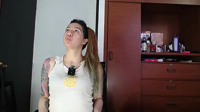 karlamoon23 online show from 09/25/25, 09:18