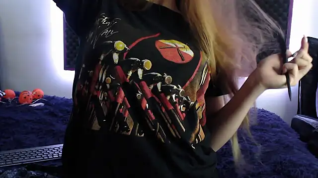 karlamoon23 online show from 10/15/25, 10:10