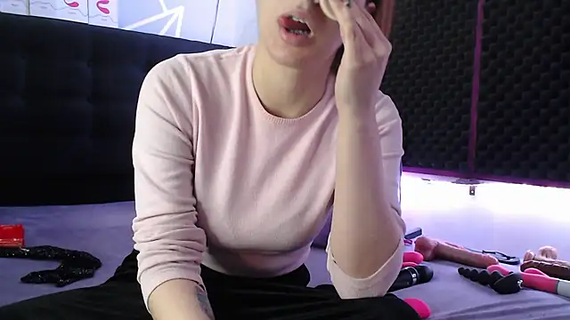 karlamoon23 online show from 10/26/25, 11:27