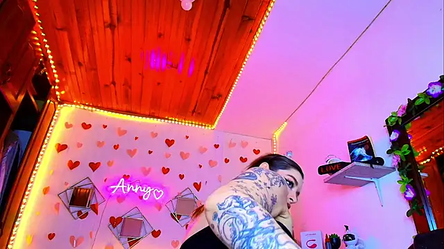 Anny Hurtado online show from 09/16/25, 07:20