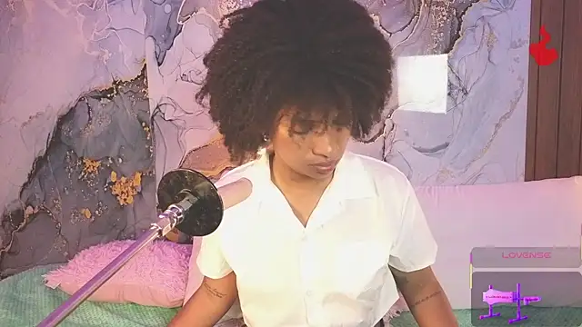 Snapshot of Lolalewis777 chatting on 05/31/26, 08:21 Lolalewis777 online show from 05/31/26, 08:21