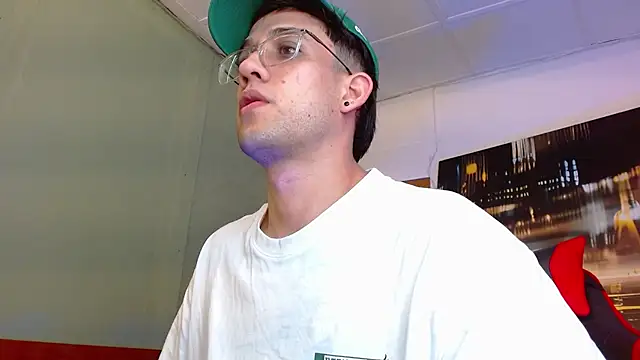 Snapshot of alexgiraldo__ chatting on 06/20/26, 01:09 alexgiraldo online show from 06/20/26, 01:09