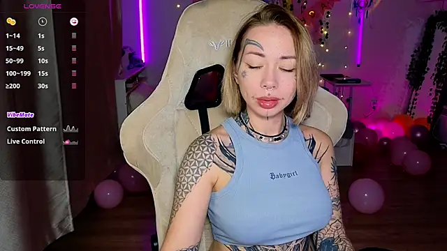 bunnykellyyy online show from 10/30/25, 07:03