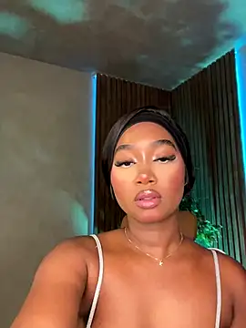 Snapshot of alisonn_moon chatting on 10/26/25, 01:00 alisonn moon online show from 10/26/25, 01:00