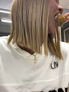 Snapshot of alisonn_moon chatting on 11/22/25, 12:42 alisonn moon online show from 11/22/25, 12:42