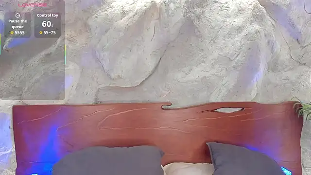 Snapshot of alisonn_moon chatting on 12/14/25, 03:12 alisonn moon online show from 12/14/25, 03:12