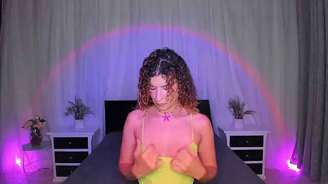 Snapshot of Evolet_Bee chatting on 11/19/25, 12:27 Evolet Bee online show from 11/19/25, 12:27