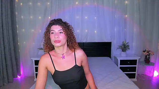 Snapshot of Evolet_Bee chatting on 11/24/25, 01:00 Evolet Bee online show from 11/24/25, 01:00