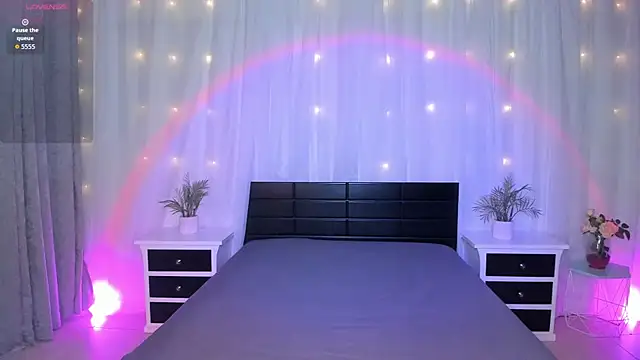 Snapshot of Evolet_Bee chatting on 11/27/25, 01:02 Evolet Bee online show from 11/27/25, 01:02