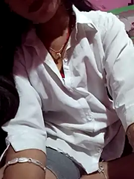 Snapshot of Cutie_Angel143 chatting on 11/14/25, 04:00 Cutie Angel143 online show from 11/14/25, 04:00