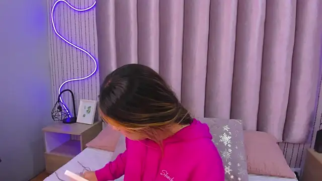 SamanthaPeachss online show from 11/06/25, 12:06