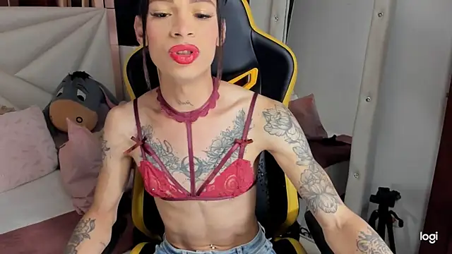 Snapshot of sara_slut21 chatting on 12/31/24, 05:44 sara slut21 online show from 12/31/24, 05:44