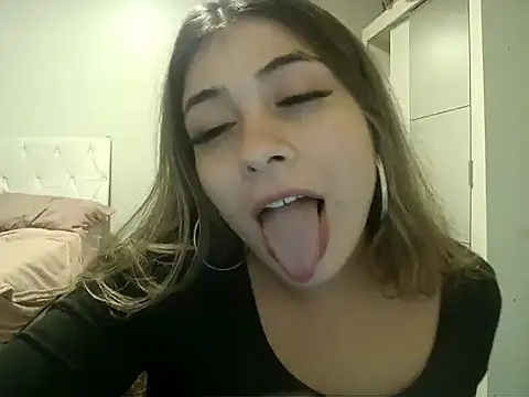 Snapshot of Becca_B chatting on 04/26/26, 03:26 Becca B online show from 04/26/26, 03:26