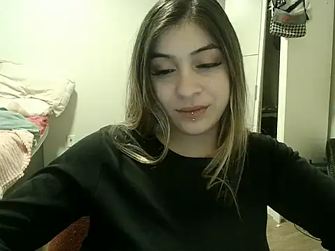Snapshot of Becca_B chatting on 05/16/26, 07:27 Becca B online show from 05/16/26, 07:27