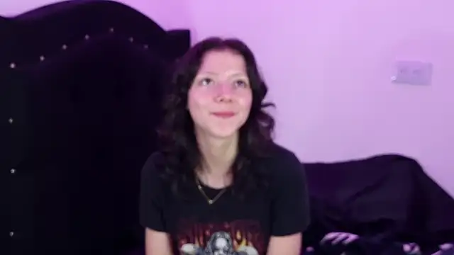 Snapshot of Lovers_cave chatting on 09/20/25, 10:22 Lovers cave online show from 09/20/25, 10:22