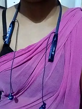 Snapshot of Varsha21 chatting on 10/31/25, 09:21 Varsha21 online show from 10/31/25, 09:21