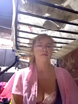 Snapshot of SexyHottMom chatting on 10/19/25, 08:09 SexyHottMom online show from 10/19/25, 08:09