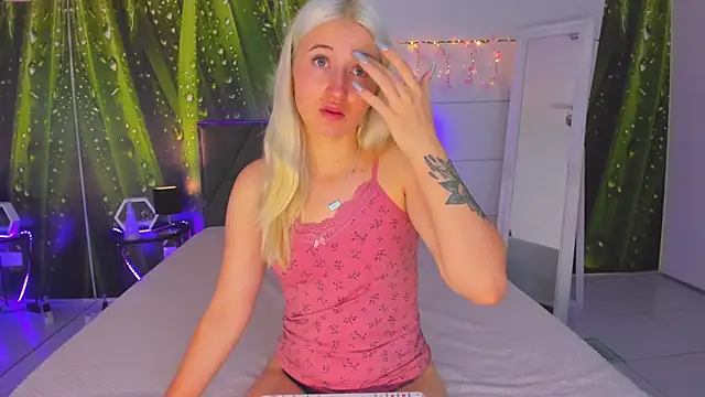 HollyTailors online show from 09/26/25, 05:22