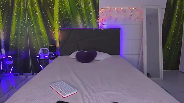 HollyTailors online show from 10/16/25, 05:30